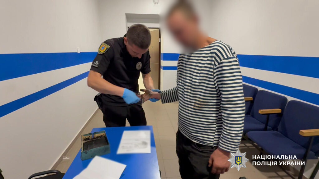 Зарізав знайомого та відтягнув тіло на цвинтар: під Одесою затримали підозрюваного у вбивстві
