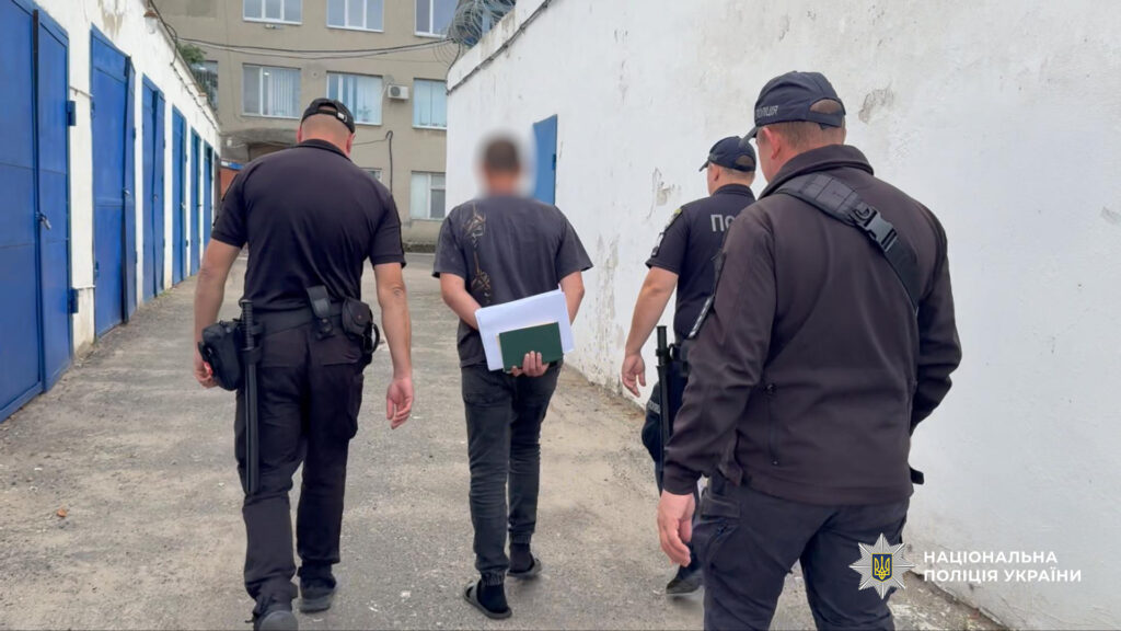 Зарізав знайомого та відтягнув тіло на цвинтар: під Одесою затримали підозрюваного у вбивстві