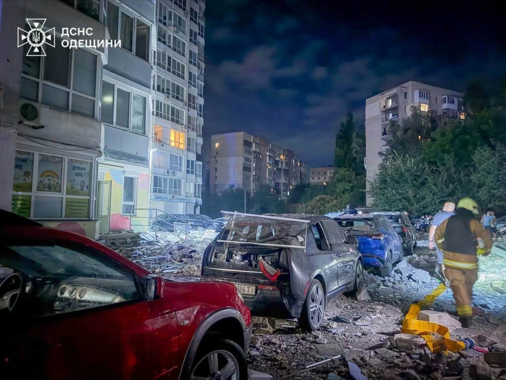 Ворог усю ніч бив по Одесі: рятувальники ліквідували пожежі в бізнес-центрі та житловому будинку Враг всю ночь бил по Одессе: спасатели ликвидировали пожары в бизнес-центре и жилом доме