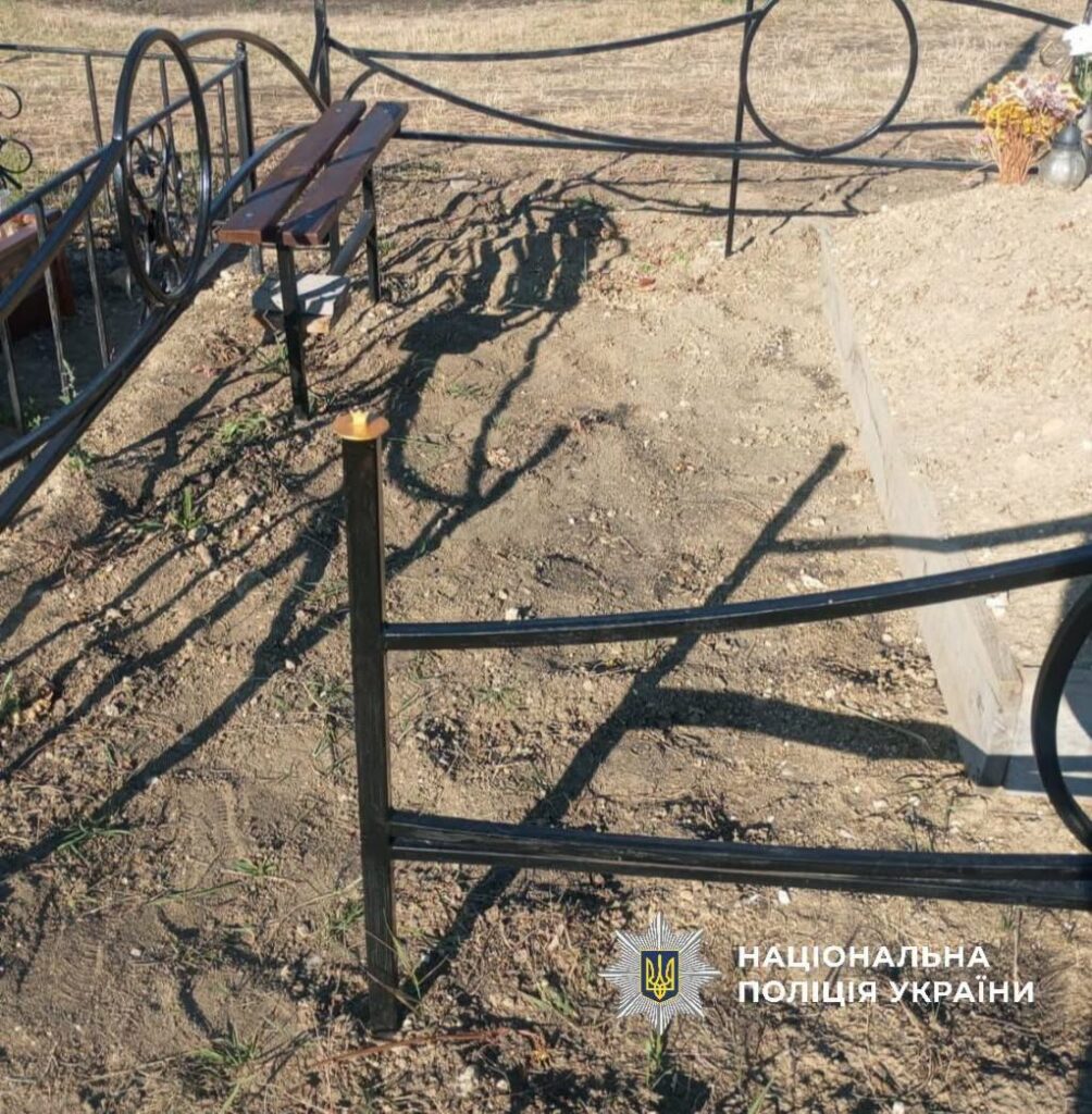 Наруга над могилами захисників на Одещині: вандали пошкодили державну символіку Надругательство над могилами военных в Одесской области: вандалы повредили госсимволику