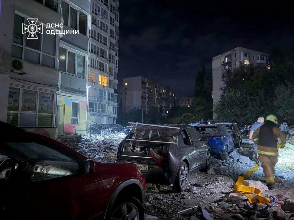 Ворог усю ніч бив по Одесі: рятувальники ліквідували пожежі в бізнес-центрі та житловому будинку Враг всю ночь бил по Одессе: спасатели ликвидировали пожары в бизнес-центре и жилом доме
