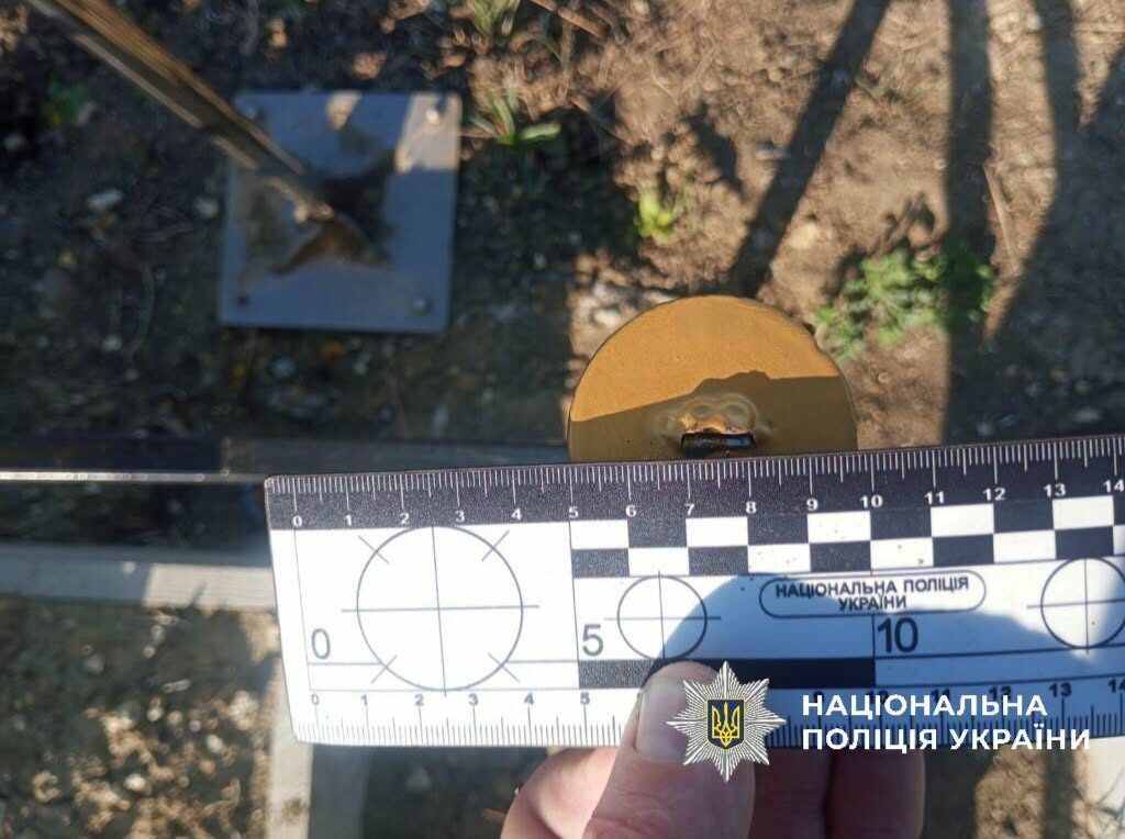 Наруга над могилами захисників на Одещині: вандали пошкодили державну символіку Надругательство над могилами военных в Одесской области: вандалы повредили госсимволику