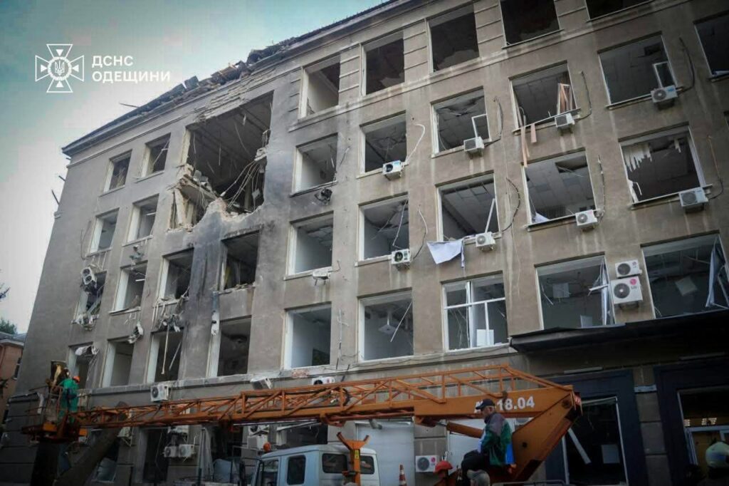 Ворог усю ніч бив по Одесі: рятувальники ліквідували пожежі в бізнес-центрі та житловому будинку Враг всю ночь бил по Одессе: спасатели ликвидировали пожары в бизнес-центре и жилом доме