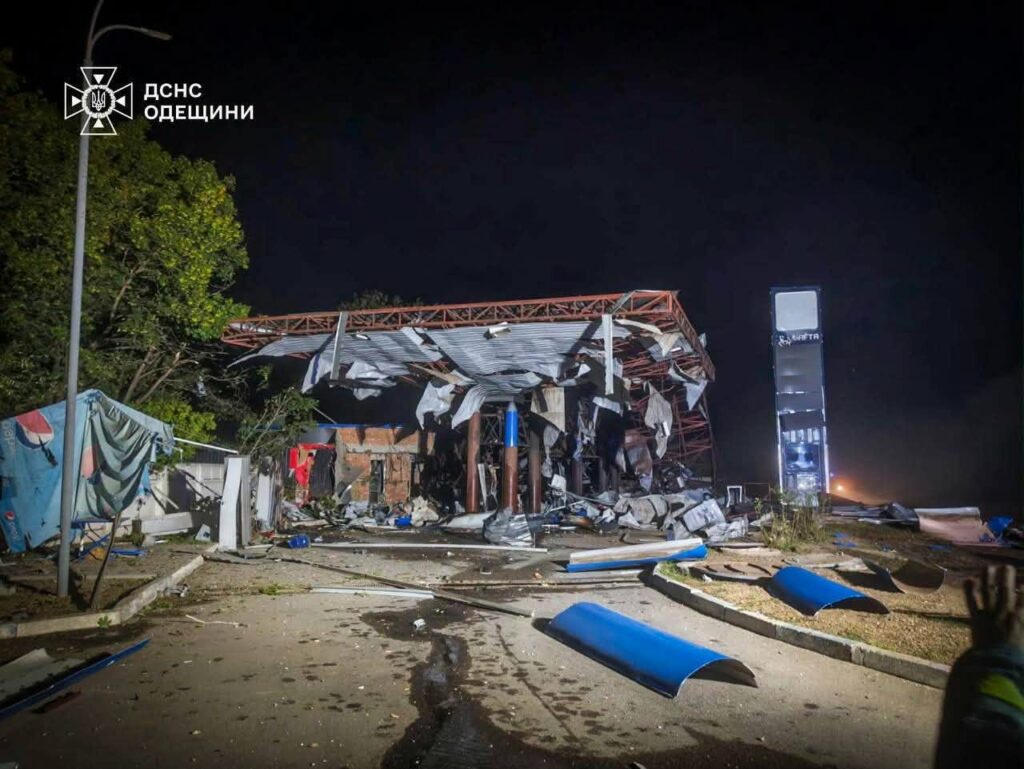 Ворог усю ніч бив по Одесі: рятувальники ліквідували пожежі в бізнес-центрі та житловому будинку Враг всю ночь бил по Одессе: спасатели ликвидировали пожары в бизнес-центре и жилом доме