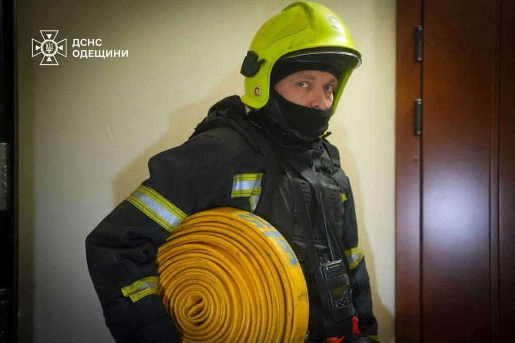 Ворог усю ніч бив по Одесі: рятувальники ліквідували пожежі в бізнес-центрі та житловому будинку Враг всю ночь бил по Одессе: спасатели ликвидировали пожары в бизнес-центре и жилом доме