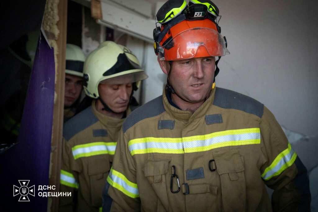 В Одесі верхолази ДСНС демонтували аварійні конструкції висотки, пошкодженої внаслідок атаки