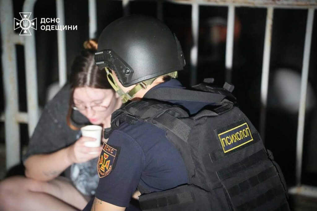 Ворог усю ніч бив по Одесі: рятувальники ліквідували пожежі в бізнес-центрі та житловому будинку Враг всю ночь бил по Одессе: спасатели ликвидировали пожары в бизнес-центре и жилом доме