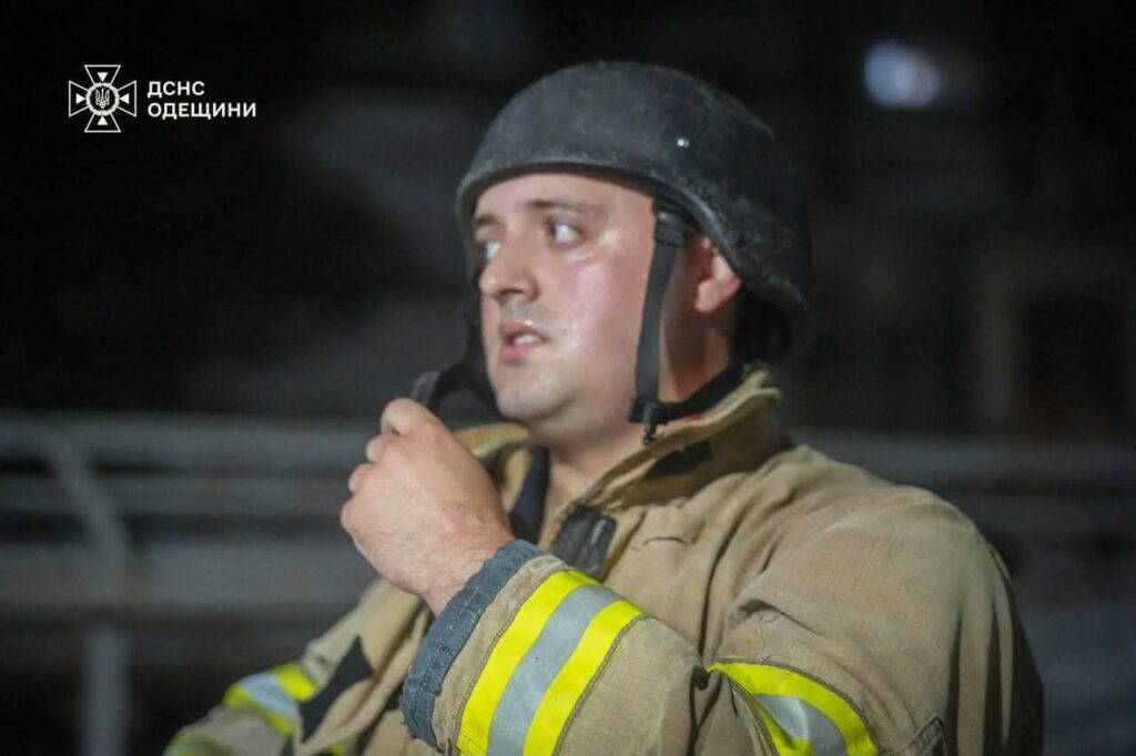 Ворог усю ніч бив по Одесі: рятувальники ліквідували пожежі в бізнес-центрі та житловому будинку Враг всю ночь бил по Одессе: спасатели ликвидировали пожары в бизнес-центре и жилом доме