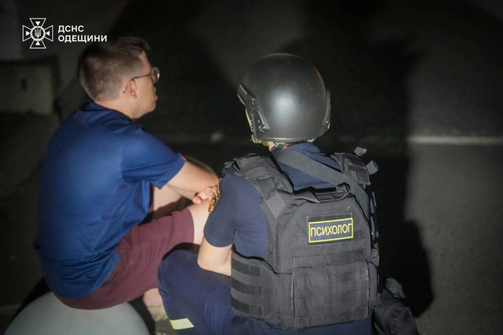 Ворог усю ніч бив по Одесі: рятувальники ліквідували пожежі в бізнес-центрі та житловому будинку Враг всю ночь бил по Одессе: спасатели ликвидировали пожары в бизнес-центре и жилом доме