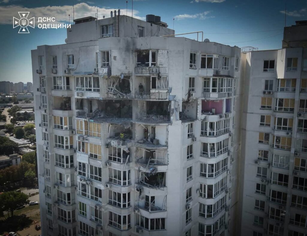 В Одесі верхолази ДСНС демонтували аварійні конструкції висотки, пошкодженої внаслідок атаки