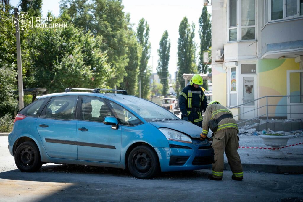 В Одесі верхолази ДСНС демонтували аварійні конструкції висотки, пошкодженої внаслідок атаки