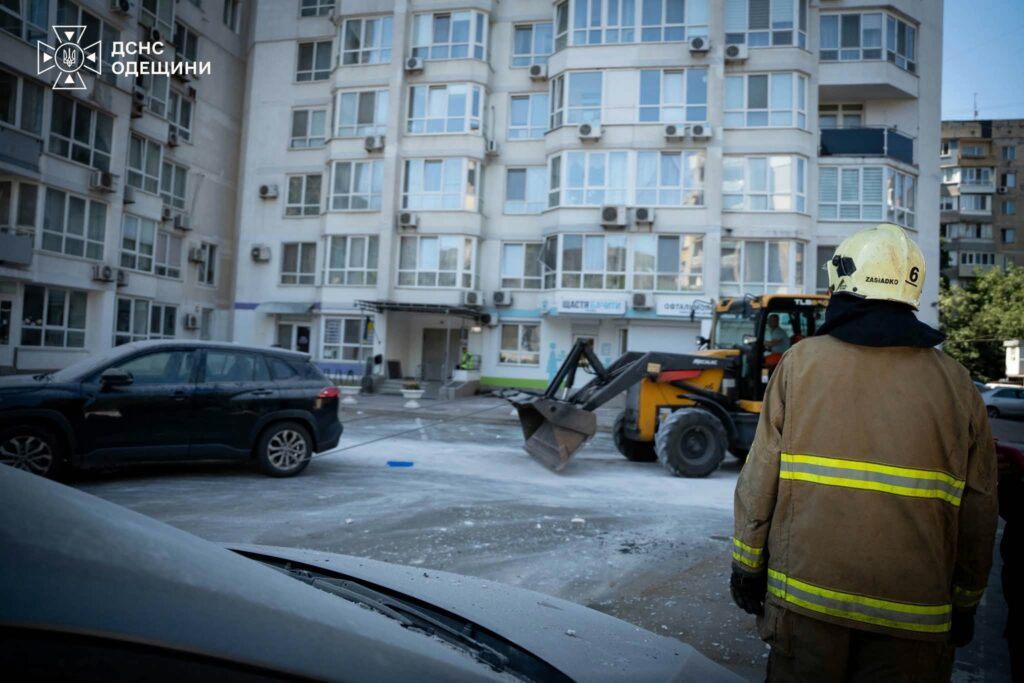 В Одесі верхолази ДСНС демонтували аварійні конструкції висотки, пошкодженої внаслідок атаки