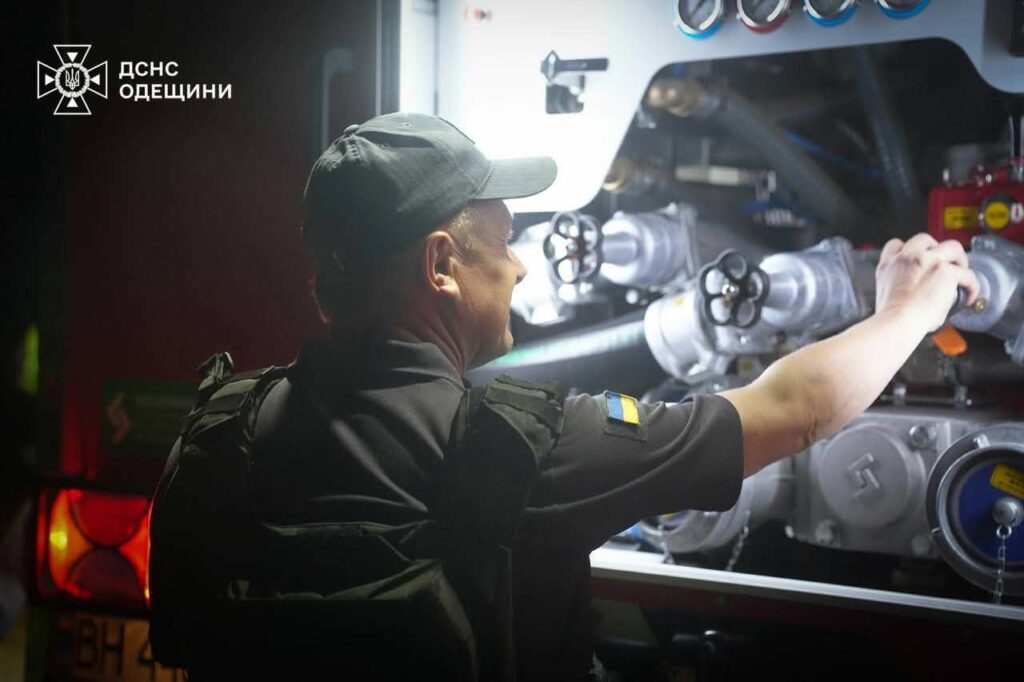 Ворог усю ніч бив по Одесі: рятувальники ліквідували пожежі в бізнес-центрі та житловому будинку Враг всю ночь бил по Одессе: спасатели ликвидировали пожары в бизнес-центре и жилом доме