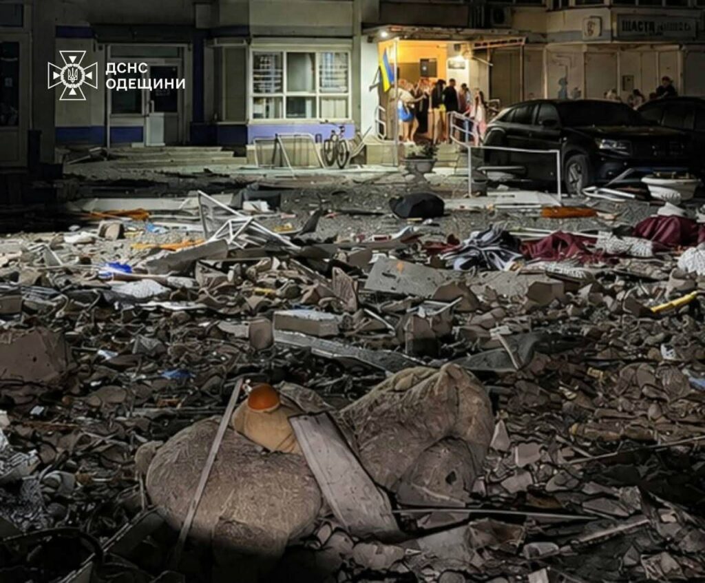 Ворог усю ніч бив по Одесі: рятувальники ліквідували пожежі в бізнес-центрі та житловому будинку Враг всю ночь бил по Одессе: спасатели ликвидировали пожары в бизнес-центре и жилом доме