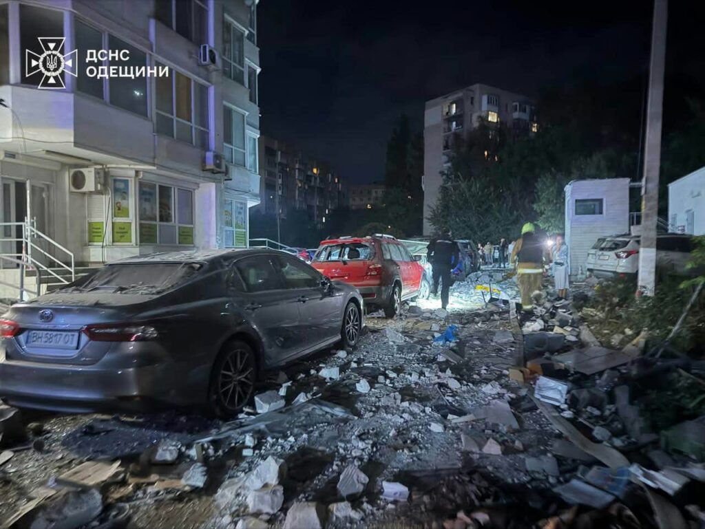 Ворог усю ніч бив по Одесі: рятувальники ліквідували пожежі в бізнес-центрі та житловому будинку Враг всю ночь бил по Одессе: спасатели ликвидировали пожары в бизнес-центре и жилом доме