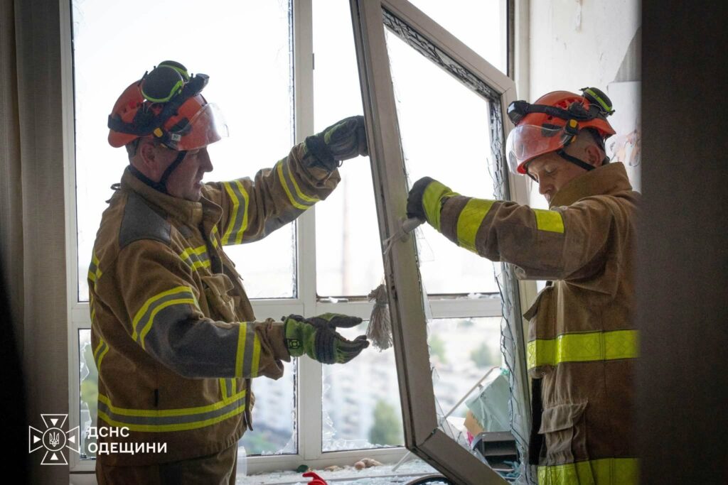 В Одесі верхолази ДСНС демонтували аварійні конструкції висотки, пошкодженої внаслідок атаки