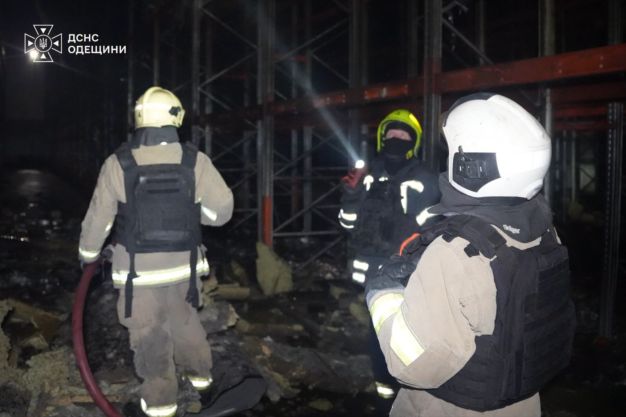 На Одещині внаслідок ворожого удару загорілися склади мережі супермаркетів (фото, відео)