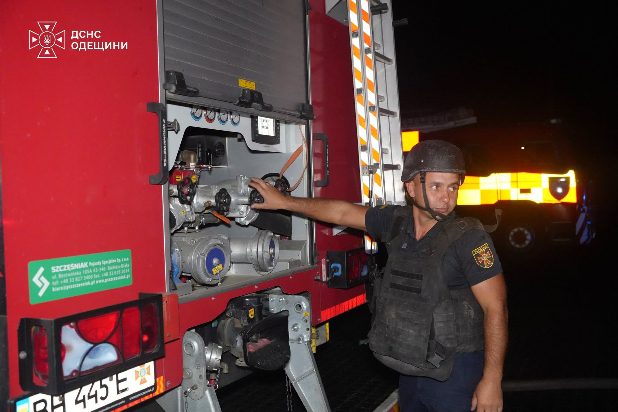 На Одещині внаслідок ворожого удару загорілися склади мережі супермаркетів (фото, відео)
