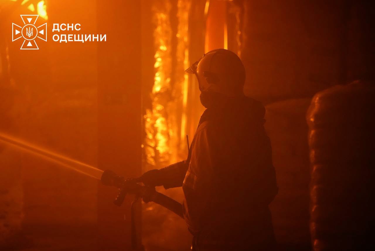 РФ атакувала цивільну інфраструктуру Одещини: спалахнула масштабна пожежа, сталося значне задимлення