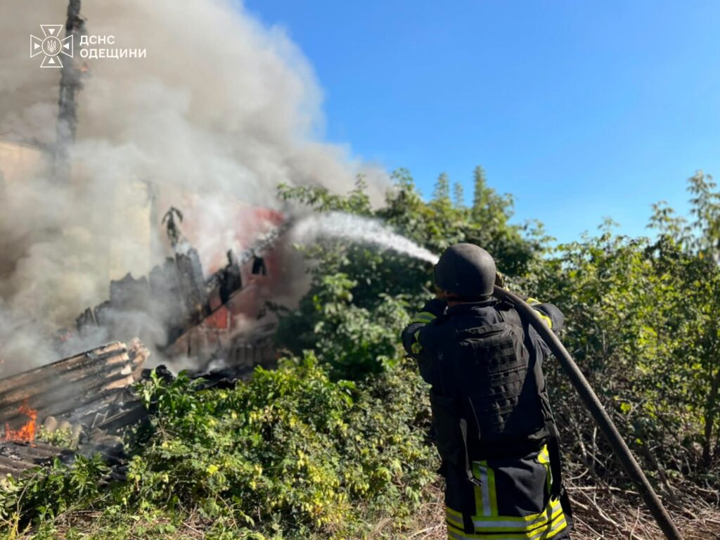 Палали склади та будинки: ДСНС показала наслідки ворожого удару по Одещині Палали склади та будинки: ДСНС показала наслідки ворожого удару по Одещині