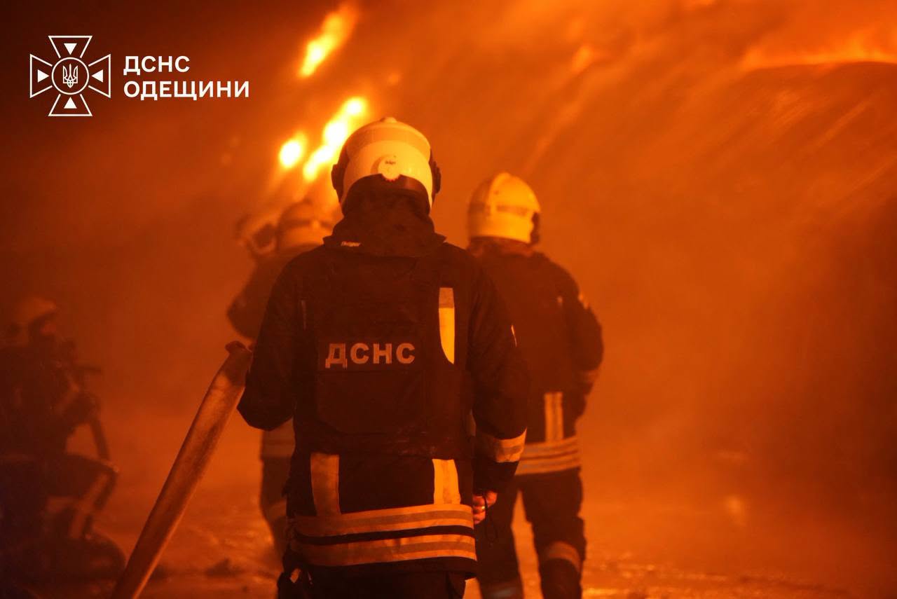 РФ атакувала цивільну інфраструктуру Одещини: спалахнула масштабна пожежа, сталося значне задимлення