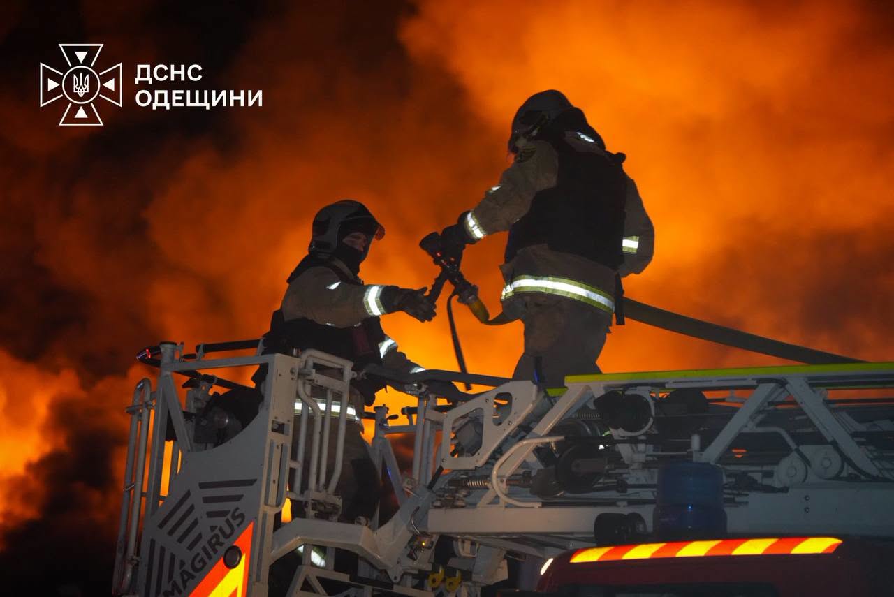 РФ атакувала цивільну інфраструктуру Одещини: спалахнула масштабна пожежа, сталося значне задимлення