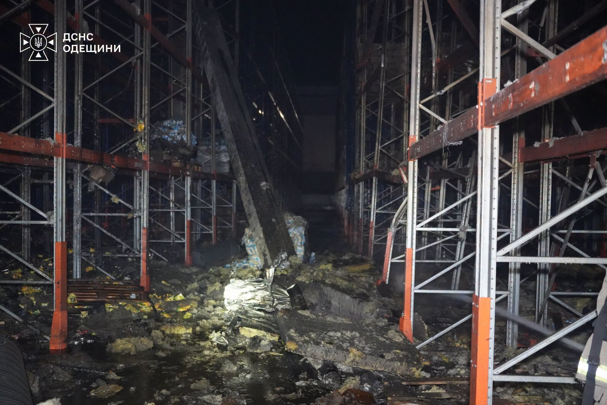 На Одещині внаслідок ворожого удару загорілися склади мережі супермаркетів (фото, відео)