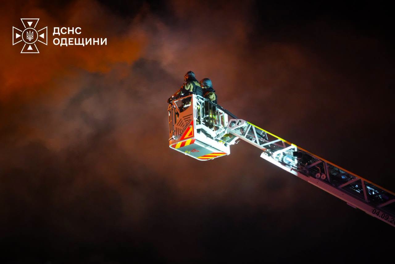 РФ атакувала цивільну інфраструктуру Одещини: спалахнула масштабна пожежа, сталося значне задимлення