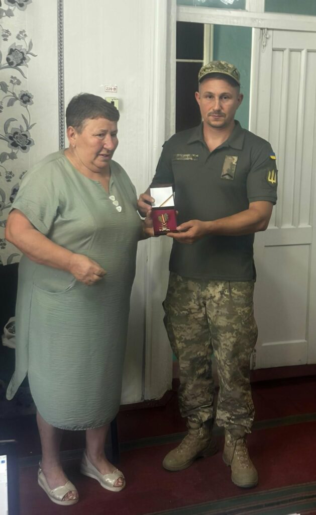На Одещині матері полеглого Захисника Михайла Костянюка вручили «Хрест Сухопутних військ»