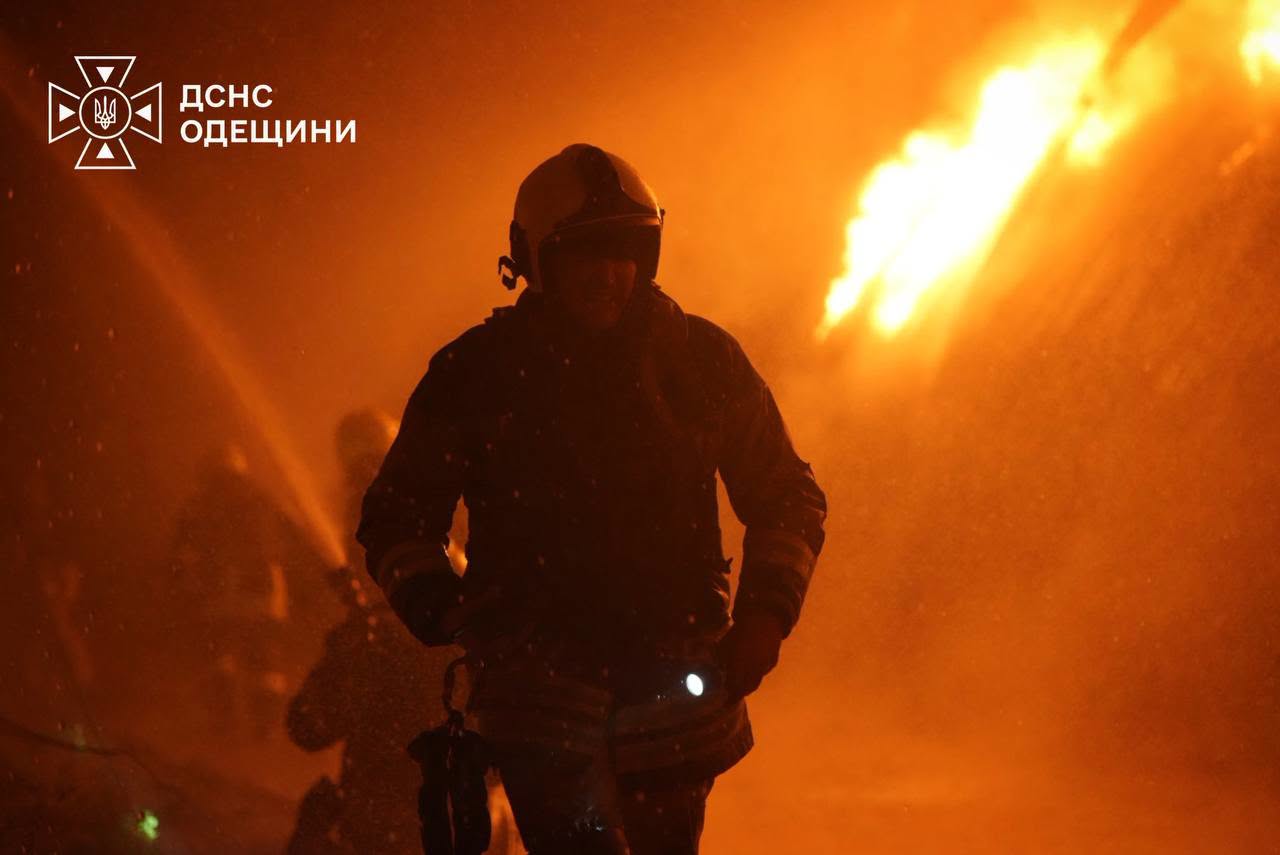РФ атакувала цивільну інфраструктуру Одещини: спалахнула масштабна пожежа, сталося значне задимлення