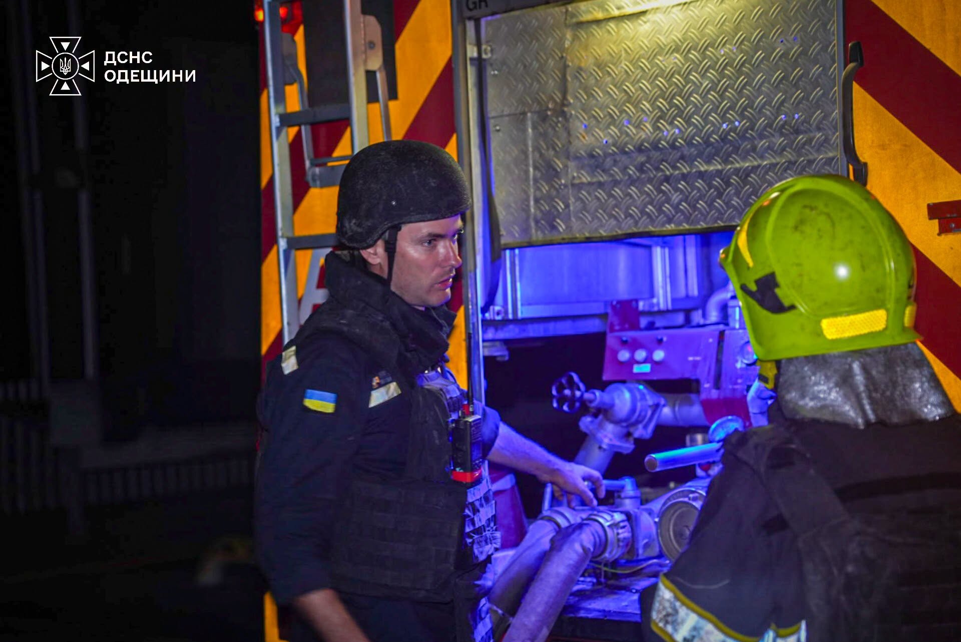 На Одещині внаслідок ворожого удару загорілися склади мережі супермаркетів (фото, відео)