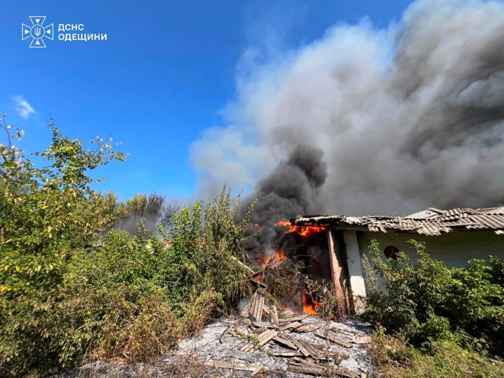 Палали склади та будинки: ДСНС показала наслідки ворожого удару по Одещині Палали склади та будинки: ДСНС показала наслідки ворожого удару по Одещині