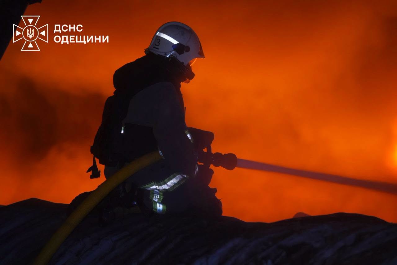 РФ атакувала цивільну інфраструктуру Одещини: спалахнула масштабна пожежа, сталося значне задимлення