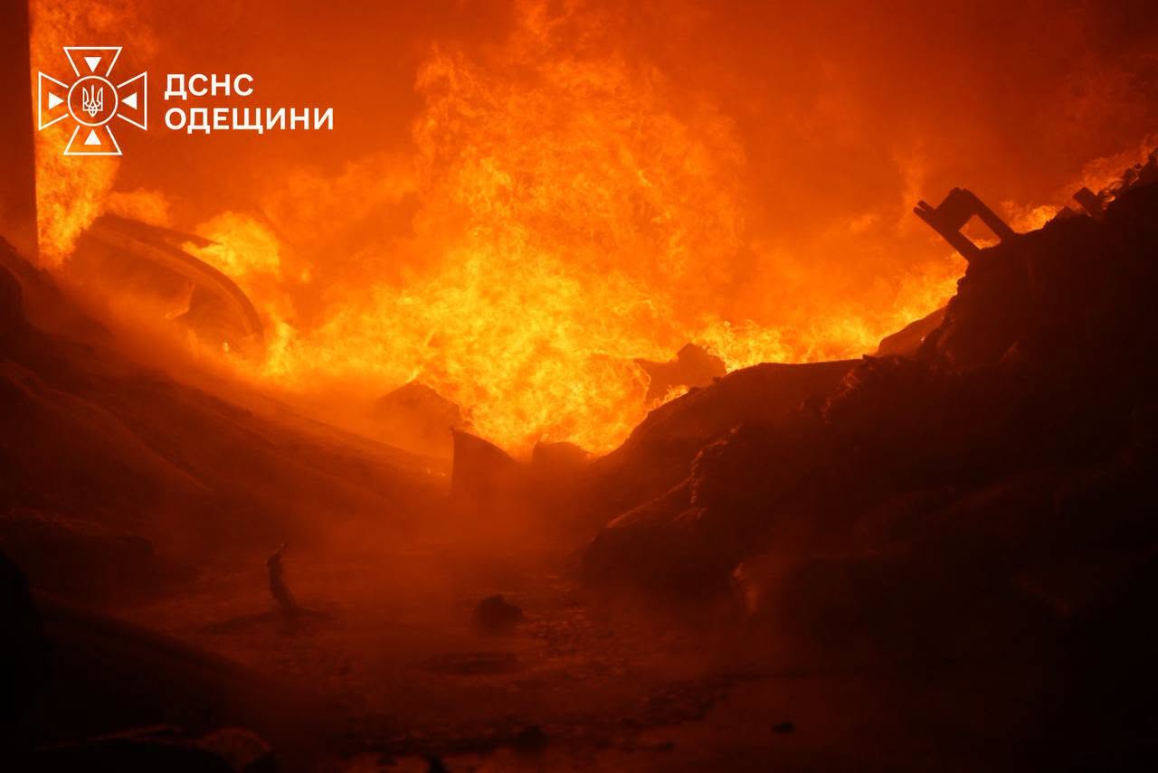 РФ атакувала цивільну інфраструктуру Одещини: спалахнула масштабна пожежа, сталося значне задимлення