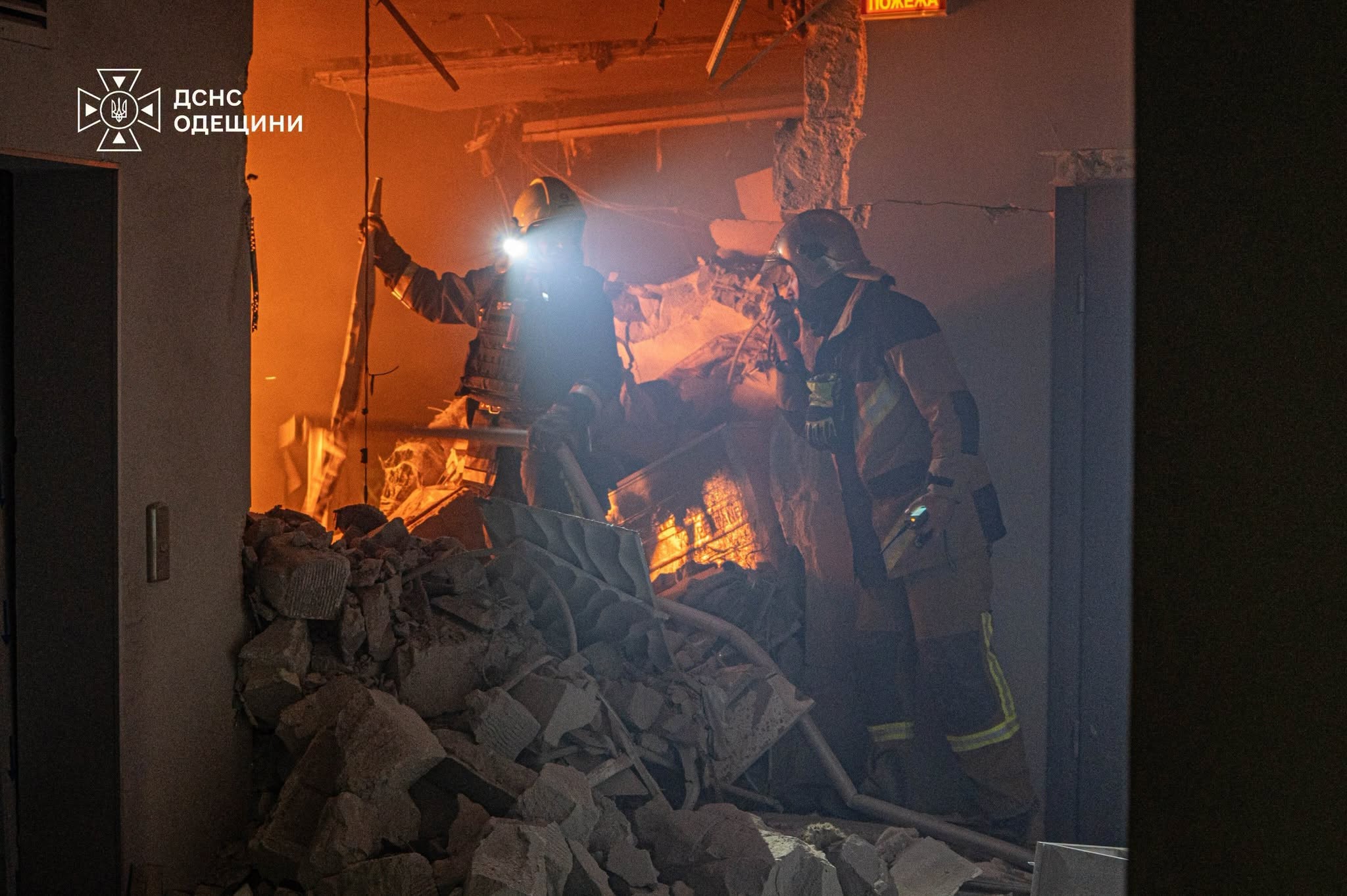 Понад 150 рятувальників гасили пожежі після нічного обстрілу Одеси
