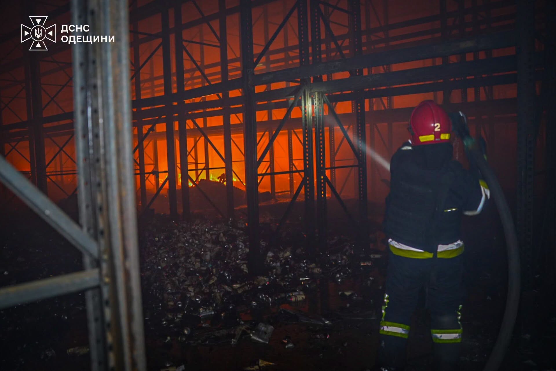 На Одещині внаслідок ворожого удару загорілися склади мережі супермаркетів (фото, відео)