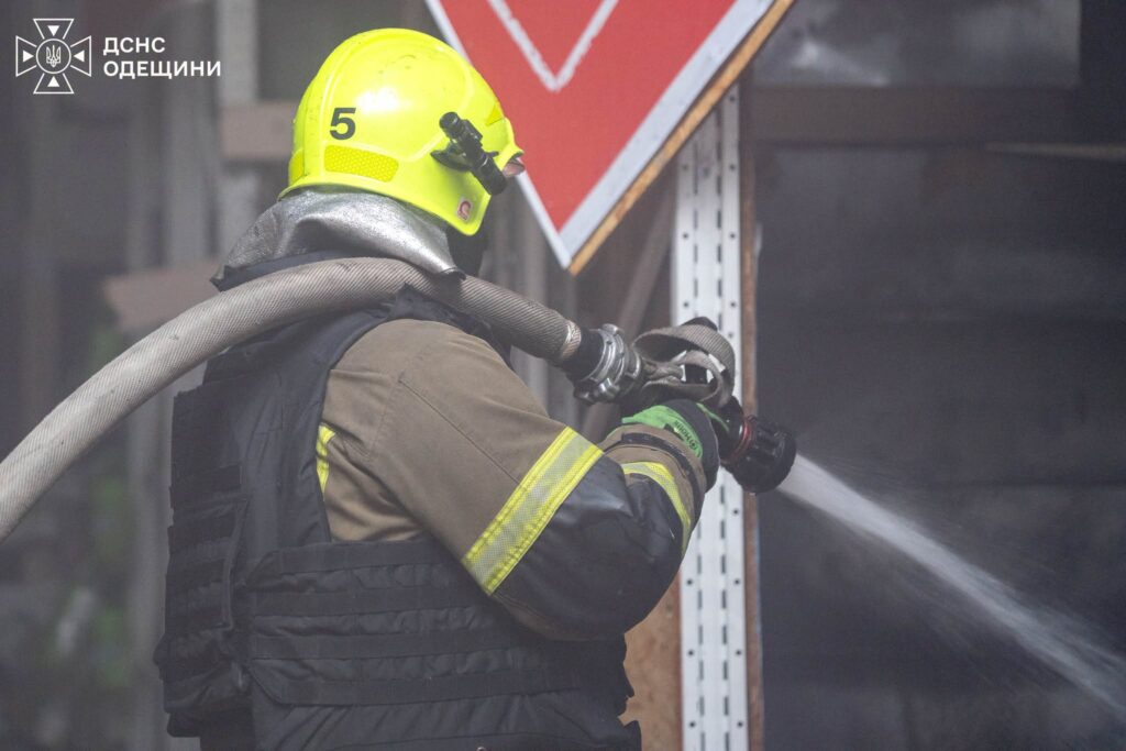 Попадание в ТЦ в Одесской области: более 60 спасателей тушили пожар после обстрела