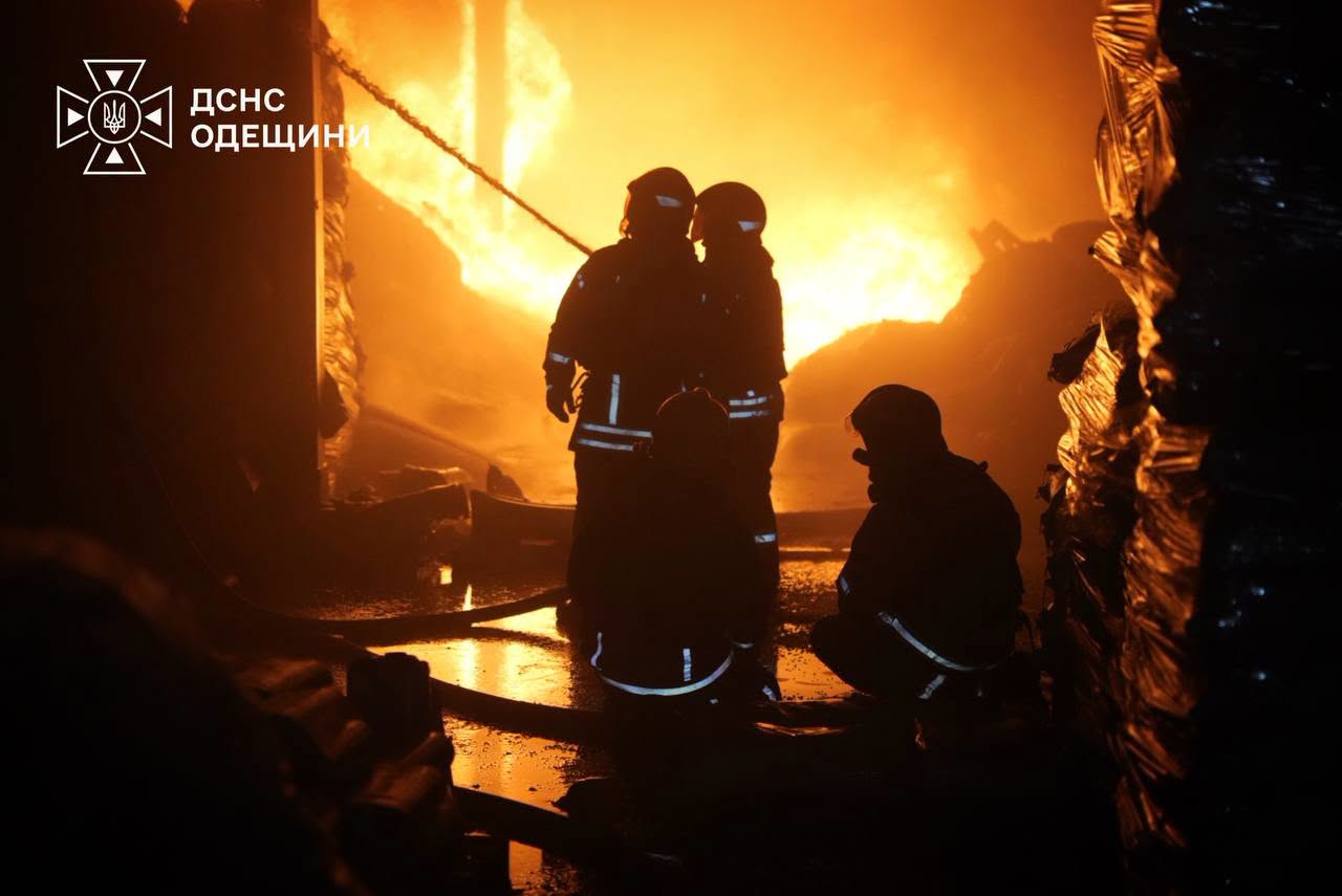 РФ атакувала цивільну інфраструктуру Одещини: спалахнула масштабна пожежа, сталося значне задимлення