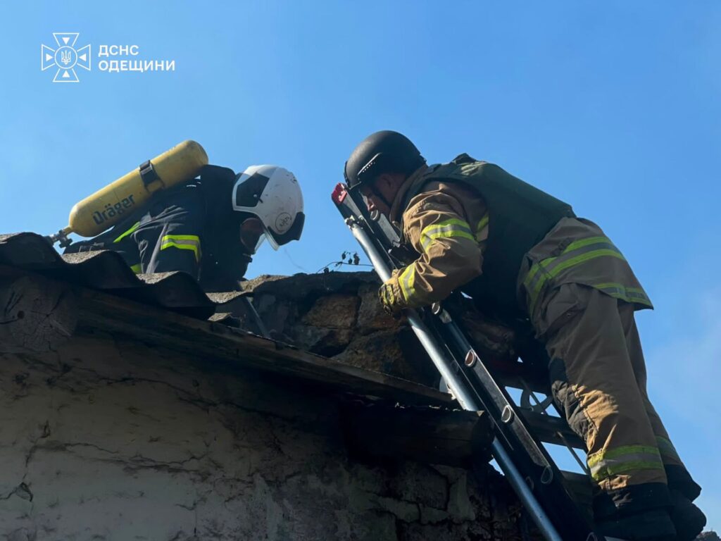 Палали склади та будинки: ДСНС показала наслідки ворожого удару по Одещині Палали склади та будинки: ДСНС показала наслідки ворожого удару по Одещині