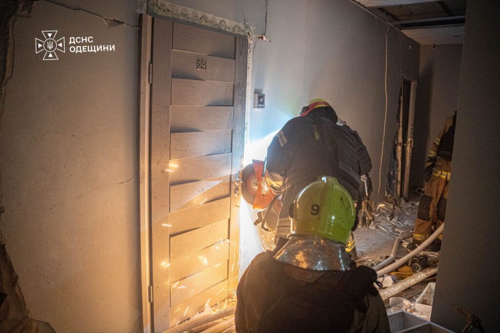 Понад 150 рятувальників гасили пожежі після нічного обстрілу Одеси