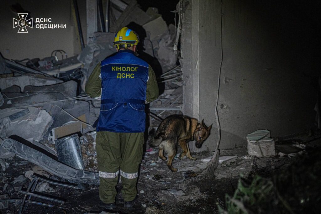 Понад 150 рятувальників гасили пожежі після нічного обстрілу Одеси