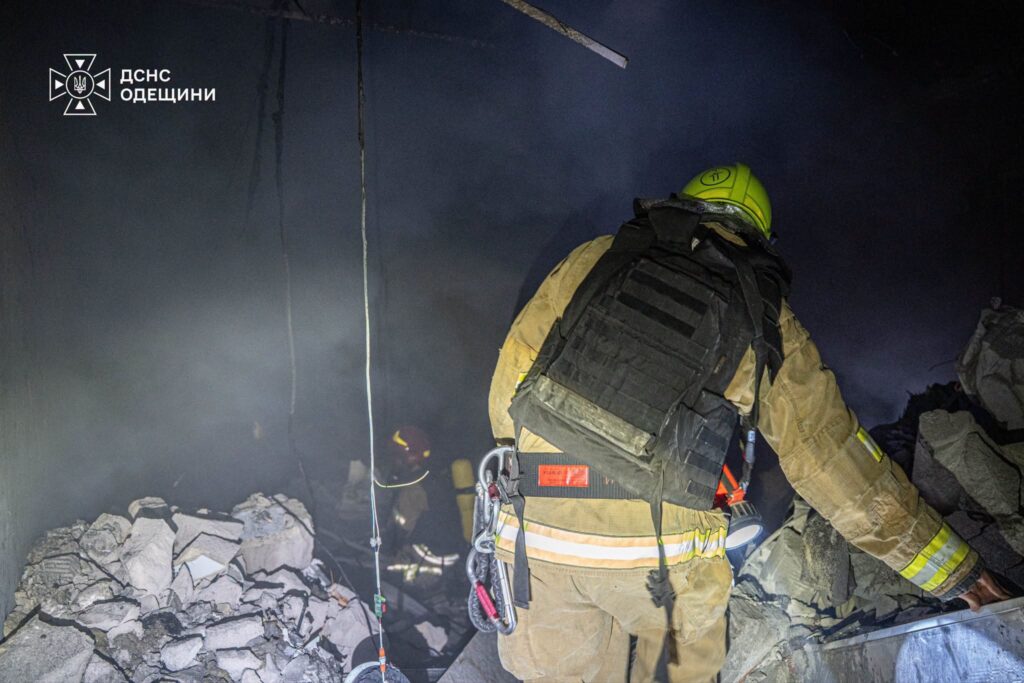 Понад 150 рятувальників гасили пожежі після нічного обстрілу Одеси