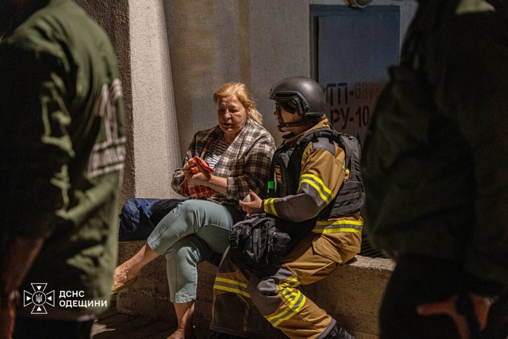 Понад 150 рятувальників гасили пожежі після нічного обстрілу Одеси