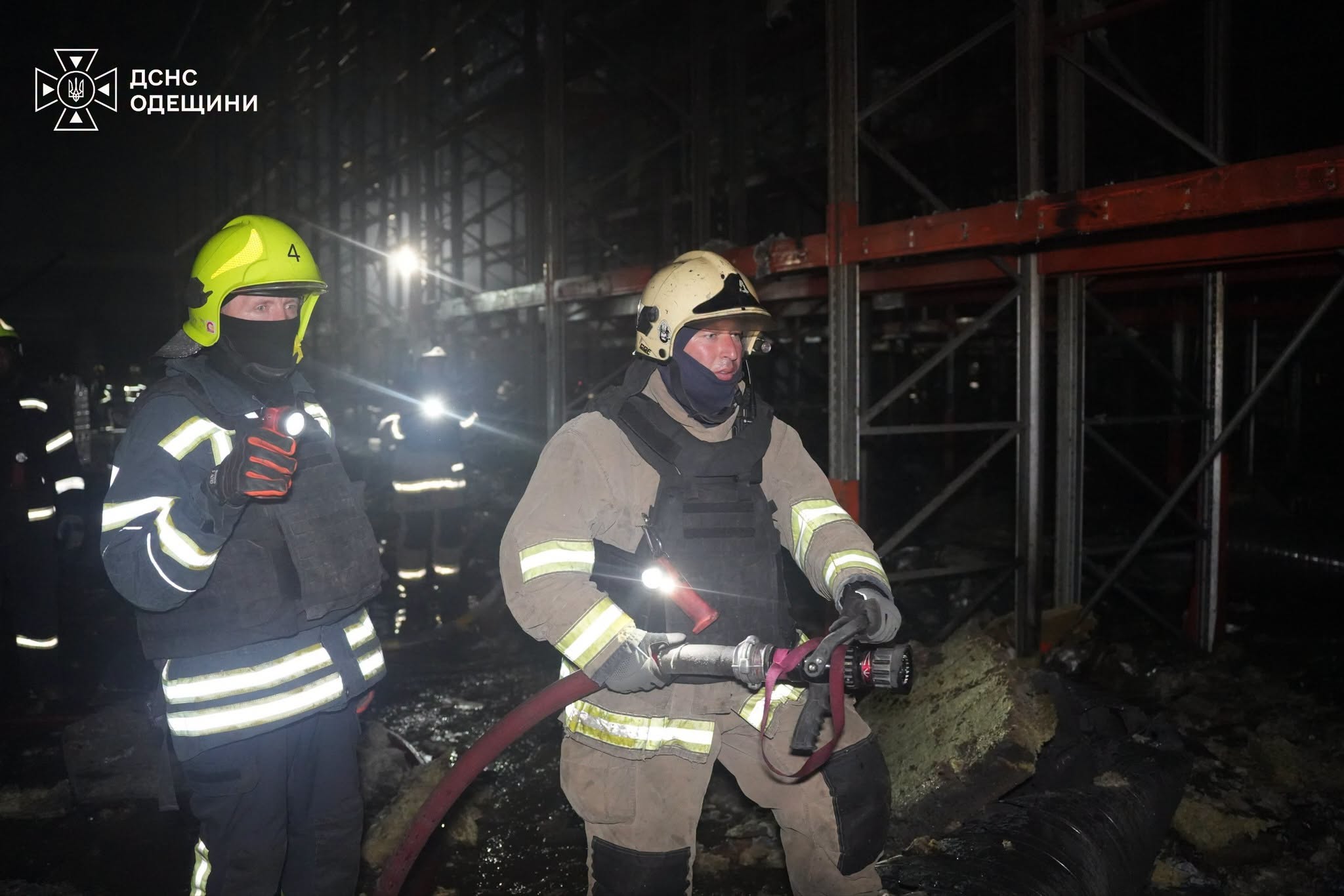 На Одещині внаслідок ворожого удару загорілися склади мережі супермаркетів (фото, відео)
