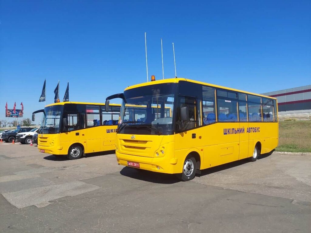 Одещина отримала третю партію шкільних автобусів: кому передали транспорт