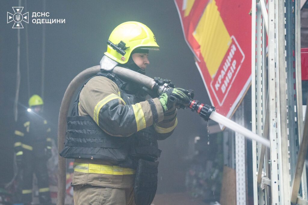 Попадание в ТЦ в Одесской области: более 60 спасателей тушили пожар после обстрела