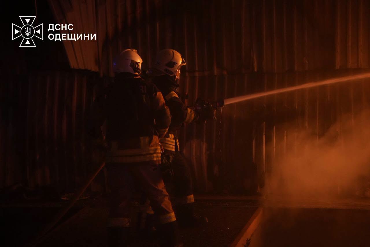 РФ атакувала цивільну інфраструктуру Одещини: спалахнула масштабна пожежа, сталося значне задимлення