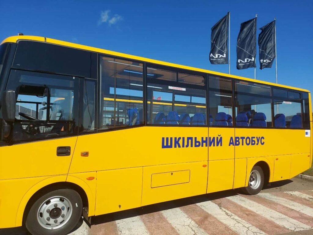 Одещина отримала третю партію шкільних автобусів: кому передали транспорт