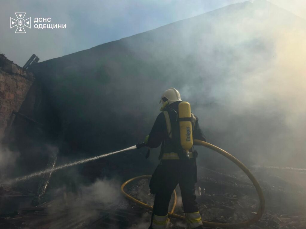 Палали склади та будинки: ДСНС показала наслідки ворожого удару по Одещині Палали склади та будинки: ДСНС показала наслідки ворожого удару по Одещині