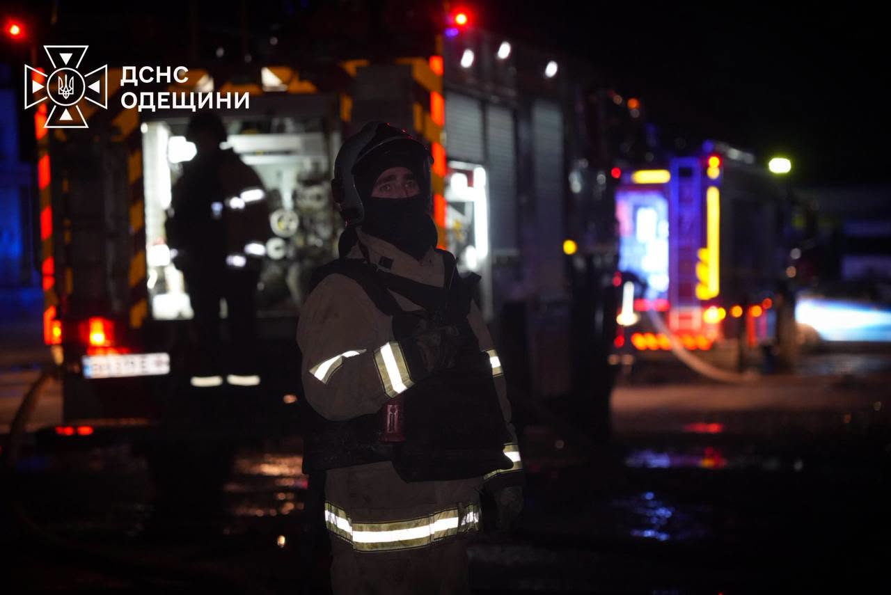 РФ атакувала цивільну інфраструктуру Одещини: спалахнула масштабна пожежа, сталося значне задимлення